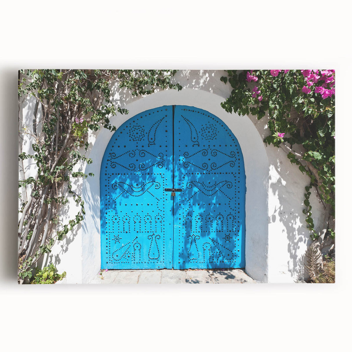 A black and white stretched canvas featuring a Tunisian landscape, ideal for kitchen wall art or bedroom ambiance.